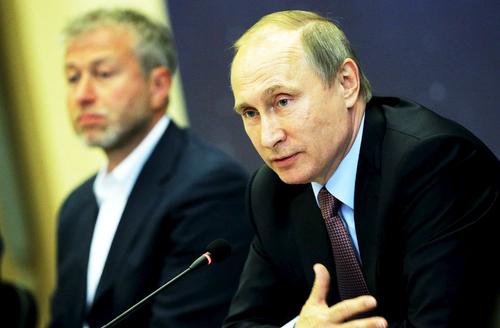 Roman Abramovich, în spatele lui Vladimir Putin, foto: Imago