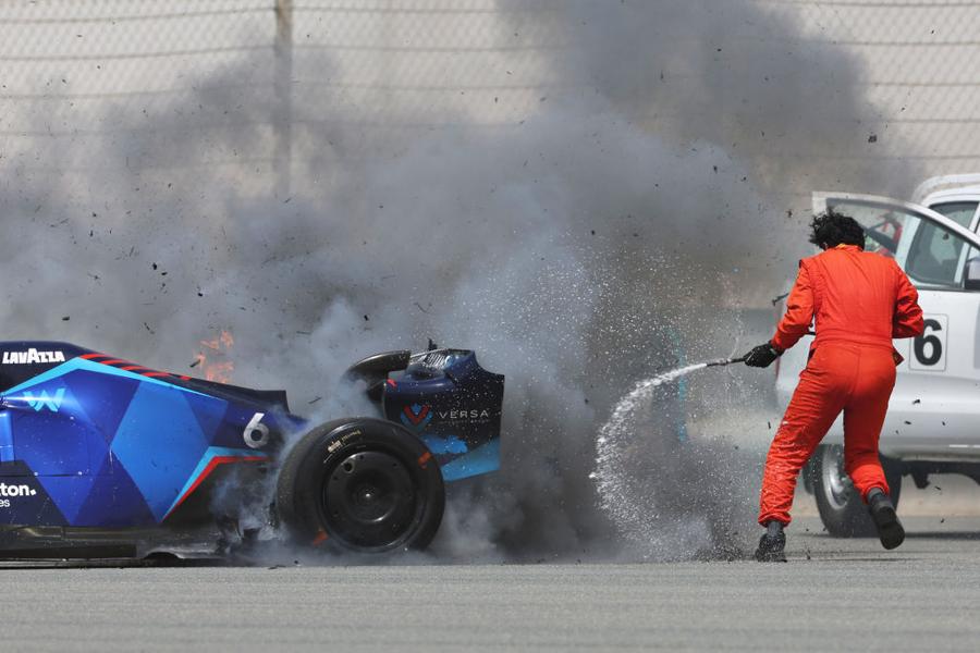 Imagine din momentul exploziei // Foto: Getty Images Pompierii au intervenit pe Circuitul de la Sakhir » Monopostul Williams al lui Nicholas Latifi a luat foc și a explodat în timpul sesiunii de teste din Bahrain