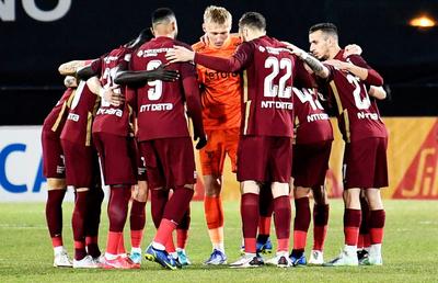 Fotbalistul care „merge cu Dan Petrescu la piscină” vrea să plece de la CFR Cluj: „Are o luptă interioară”