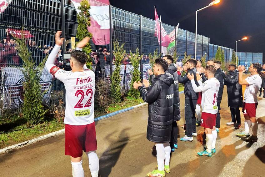 După meci, întreaga echipă a Rapidului a mers să salute galeria în exteriorul stadionului / foto: Raed Krishan