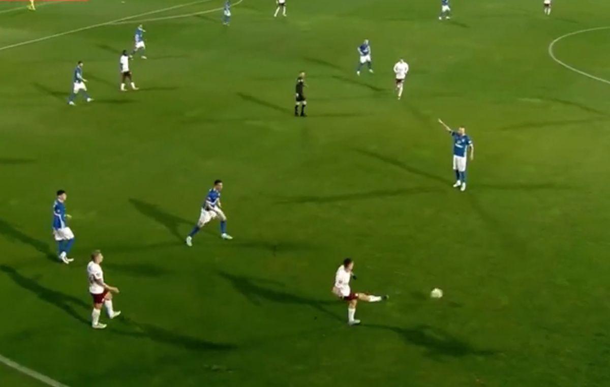Moment confuz în Farul - Rapid, înaintea golului lui Sefer / FOTO: Capturi @Digi Sport 1