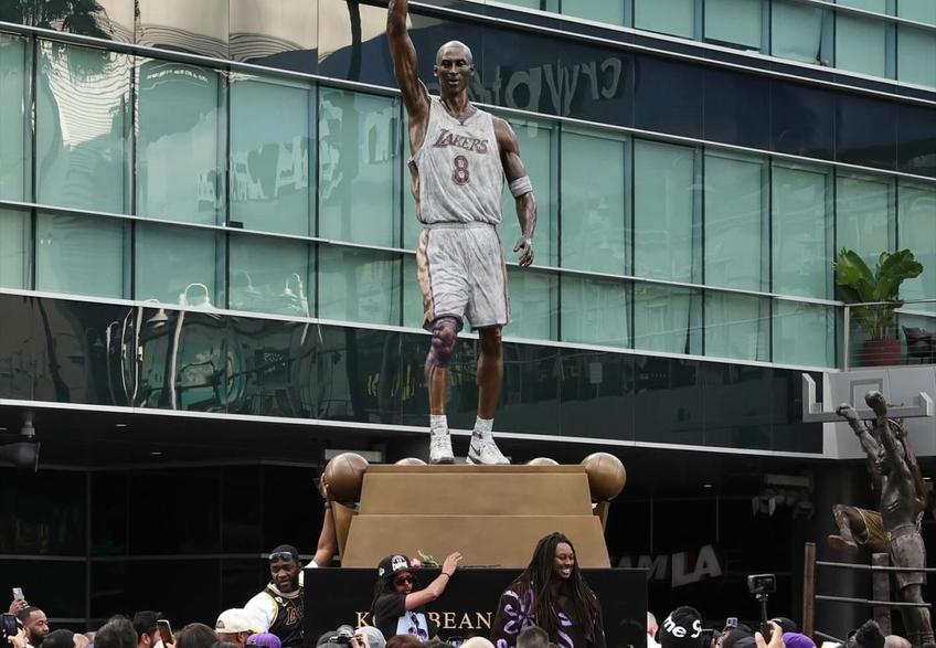 LA Lakers a ridicat o statuie în memoria legendarului Kobe Bryant. Opera din fața Crypto.com Arena conține mai multe greșeli de scriere.