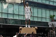 Americanii au comis-o » Ce au scris pe statuia ridicată în cinstea lui Kobe Bryant, în fața Crypto.com Arena
