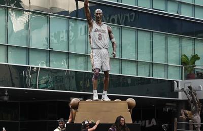 Americanii au comis-o » Ce au scris pe statuia ridicată în cinstea lui Kobe Bryant, în fața Crypto.com Arena