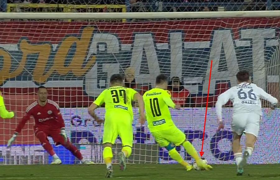Momentul execuției lui Alin Roman / FOTO: Captură TV @Orange Sport 1 Experții se contrazic cu privire la faza controversată din Oțelul - Poli Iași: „E foarte interesant, atipic!”