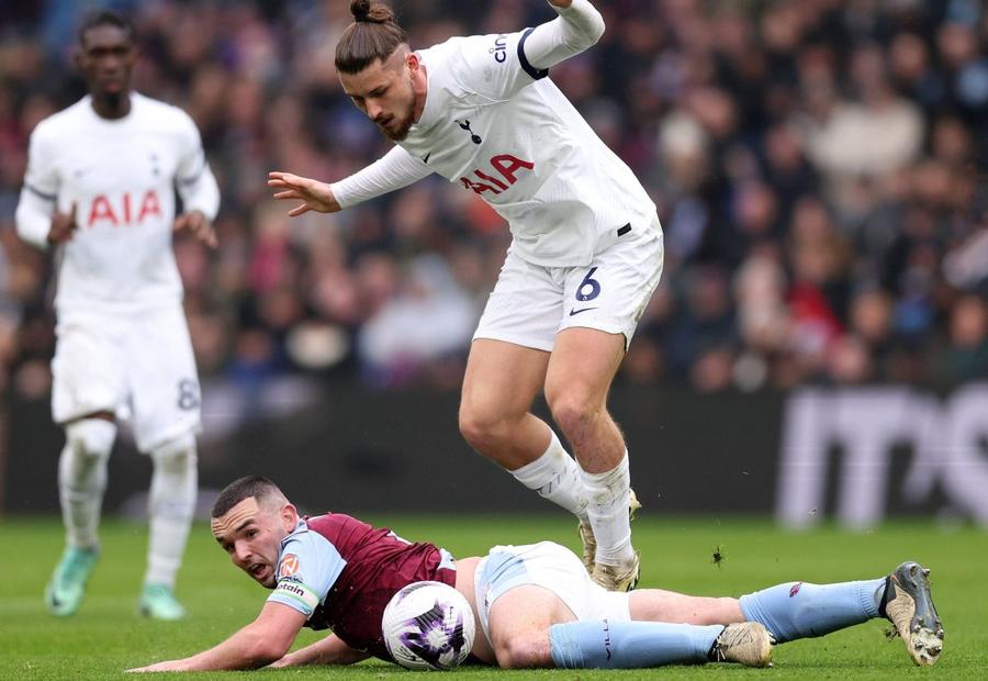 Radu Drăgușin, controlându-l pe John McGinn, căpitanul lui Aston Villa Foto: Imago Ce au însemnat primele două luni pentru Drăgușin la Tottenham » Detaliile subliniate de englezi: „L-au văzut și au știut”