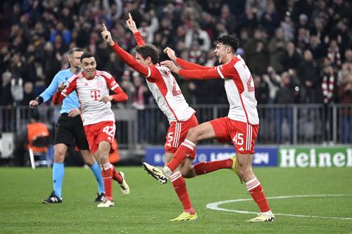 Pavlovic, numărul 45, se bucură alături de coechipieri după marcarea unui gol / Foto: Imago