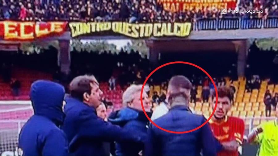 Roberto D'Aversa și gestul reprobabil care îi va aduce și o sancțiune drastică / Foto; captură TV Antrenorul din Serie A al românilor Burnete și Borbei a fost DEMIS după ce a lovit un adversar cu capul în gură!