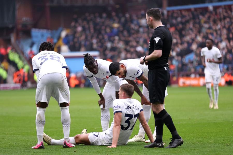 Micky van de Ven, întins în iarbă, înconjurat de colegi după accidentare Foto: Guliver/GettyImages Ce au însemnat primele două luni pentru Drăgușin la Tottenham » Detaliile subliniate de englezi: „L-au văzut și au știut”