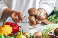 Dezvăluiri geniale din vestiarul unei foste echipe din România: „Ne duceam la biserică și ne rugam să plouă, să crească ciupercile!”