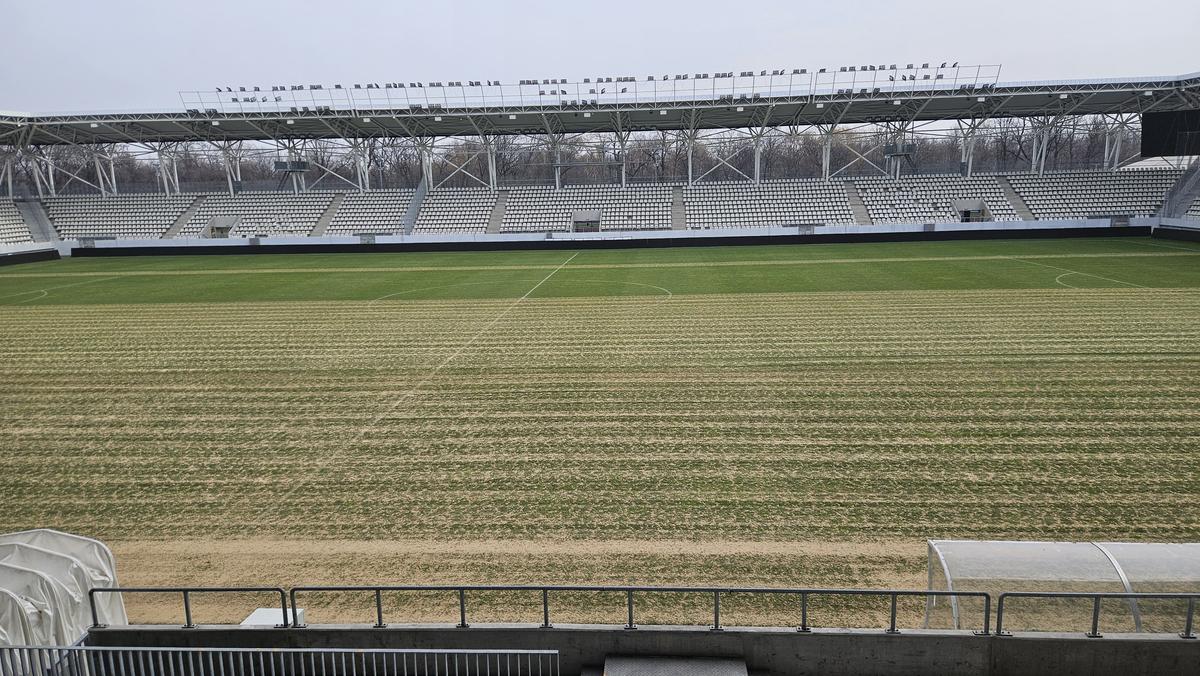 Se schimbă gazonul pe stadionul Arcul de Triumf
