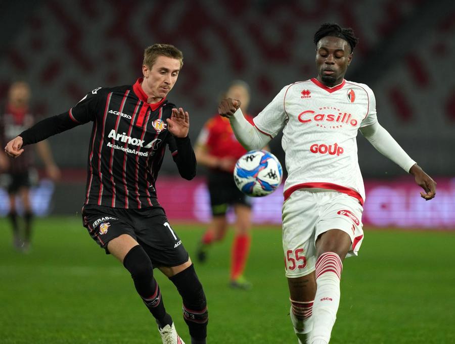 Fază din meciul Cremonese - Bari 1-1 de pe 15 februarie, cu Mehdi Dorval (dreapta) / Foto: Imago Fostul coleg al lui Man și Mihăilă, out 10 etape! » Motivul suspendării-șoc primite de câștigătorul Europa League
