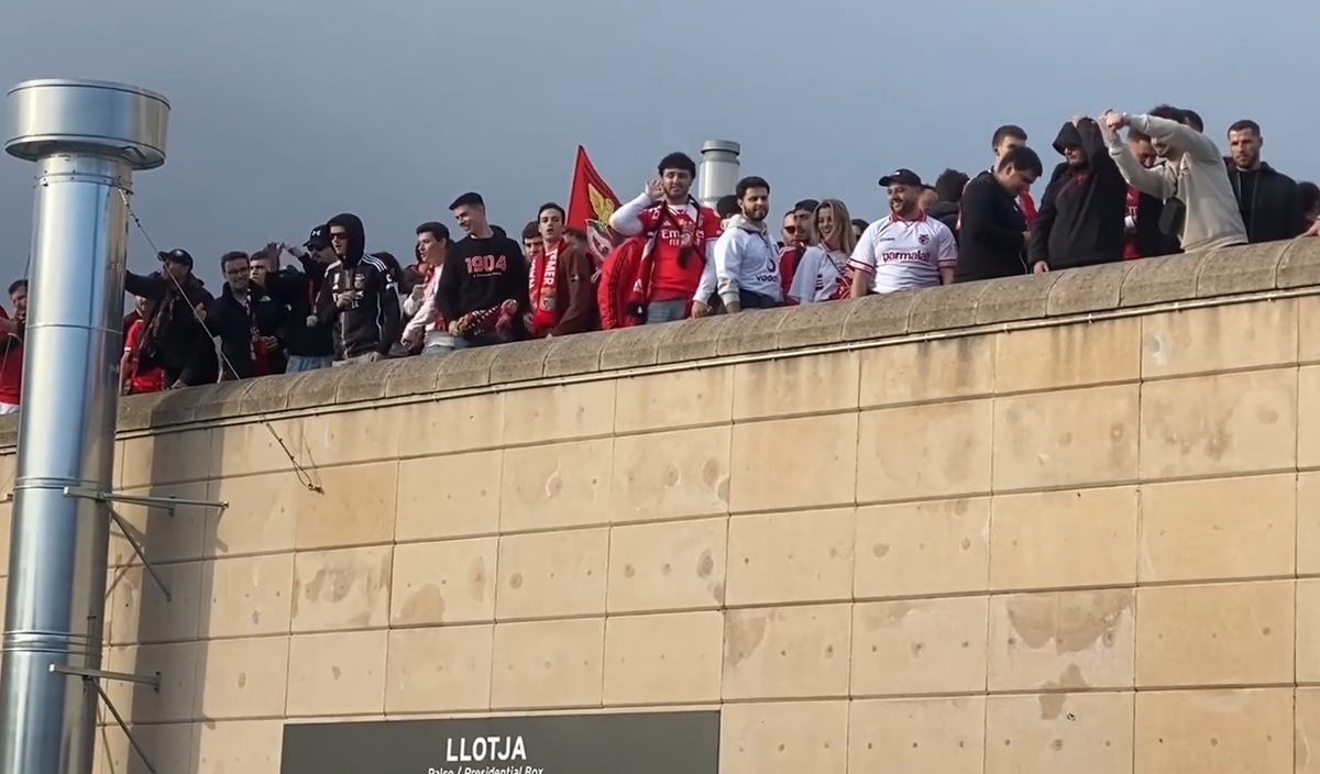 Bătaie ca în filme înainte de Barcelona - Benfica » Fanii și-au împărțit pumni în fața stadionului
