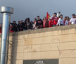 Bătaie ca în filme înainte de Barcelona - Benfica » Fanii și-au împărțit pumni în fața stadionului
