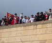Bătaie ca în filme înainte de Barcelona - Benfica » Fanii și-au împărțit pumni în fața stadionului