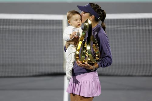 Belinda Bencic și fiica sa Bella la festivitatea de premiere la turneul de la Abu Dhabi FOTO Gulliver/GettyImages