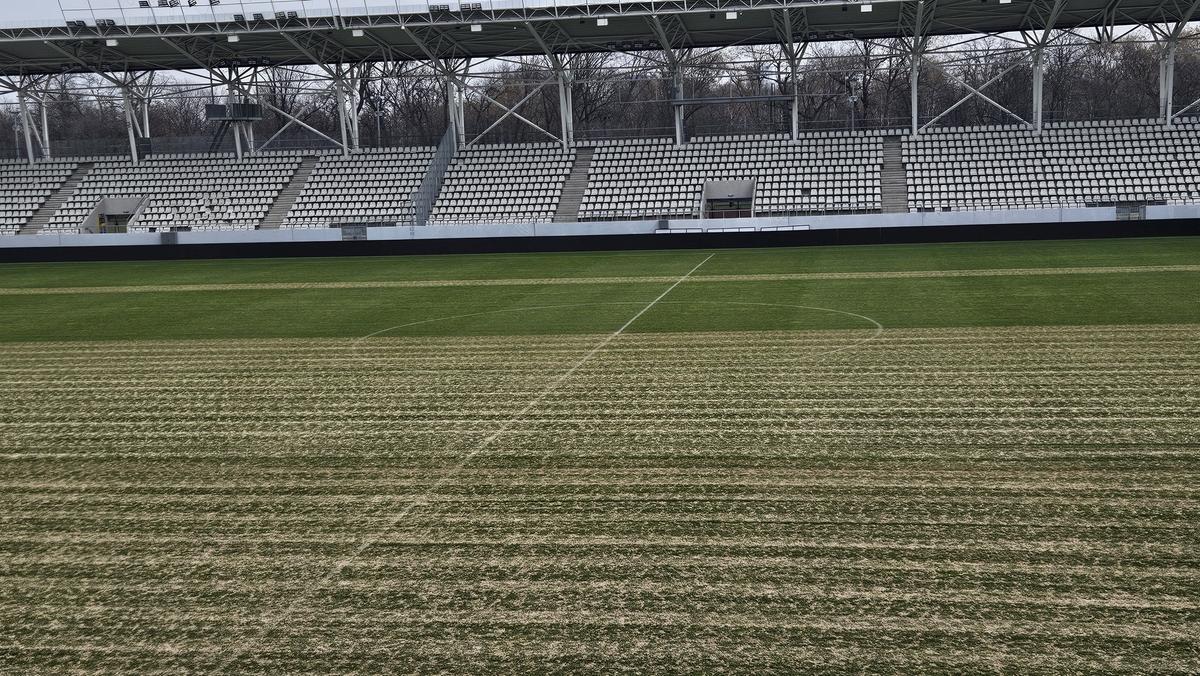 Se schimbă gazonul pe stadionul Arcul de Triumf