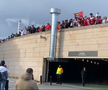 Bătaie ca în filme înainte de Barcelona - Benfica » Fanii și-au împărțit pumni în fața stadionului