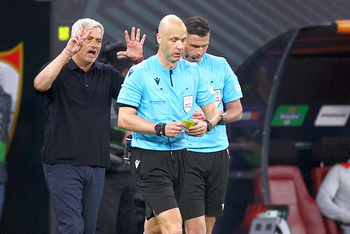 Jose Mourinho versus Anthony Taylor // foto: Guliver/gettyimages