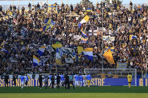 Fanii Ultra Boys din peluza de pe Ennio Tardini au făcut spectacol cu zeci de role de hârtie aruncate pe teren / Foto: Imago