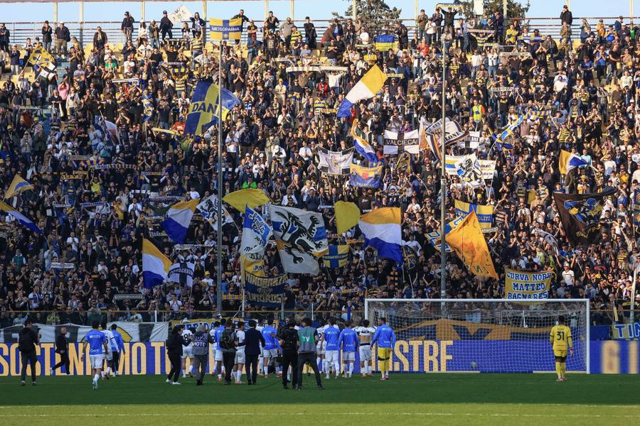 Fanii Ultra Boys din peluza de pe Ennio Tardini au făcut spectacol cu zeci de role de hârtie aruncate pe teren / Foto: Imago Sancțiunea Parmei după incidentele provocate de fanii proprii » Consecințele pentru echipa lui Cristi Chivu