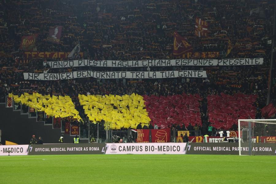 Tifosii giallorossi l-au primit cu multă căldură pe Claudio Ranieri, care în 2009-2010 a avut 24 de partide fără eșec la Roma. Din vară, va trece pe un rol managerial la AS Roma / Foto: Imago Tinkerman seduce Europa