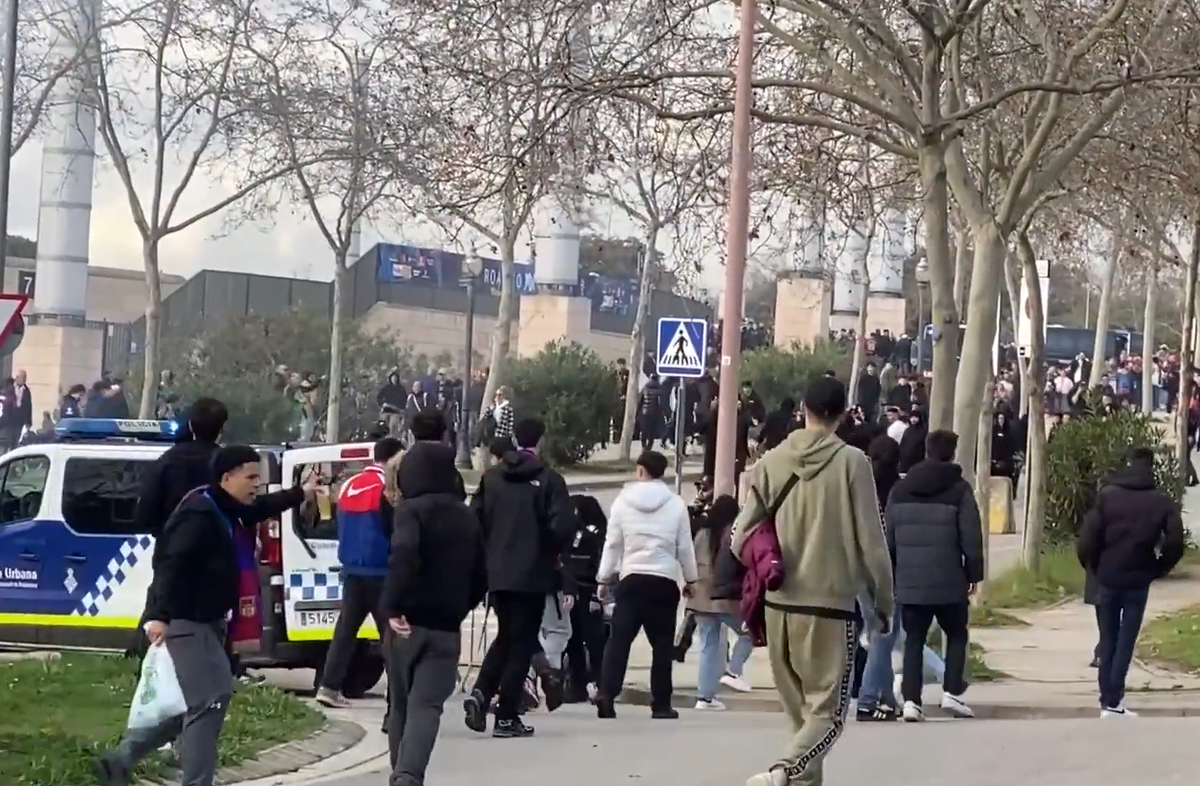 Bătaie ca în filme înainte de Barcelona - Benfica » Fanii și-au împărțit pumni în fața stadionului