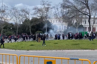 Bătaie ca în filme înainte de Barcelona - Benfica » Fanii și-au împărțit pumni în fața stadionului
