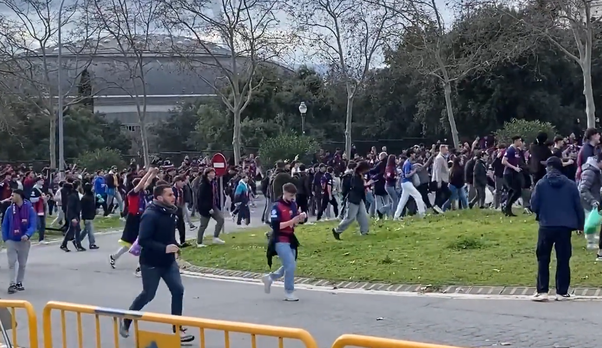 Bătaie ca în filme înainte de Barcelona - Benfica » Fanii și-au împărțit pumni în fața stadionului