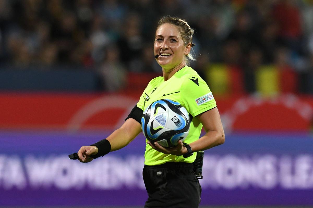 Alina Peșu, arbitru FIFA