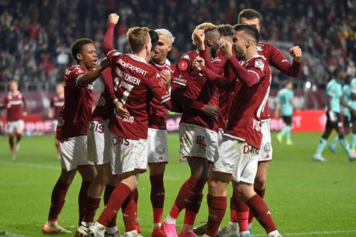 Adus ca o supervedetă, Clinton N’Jie, primul din stânga, pleacă pe ușa din dos de la Rapid