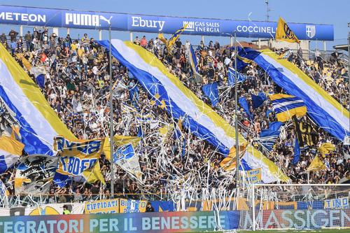 Fanii Ultra Boys din peluza de pe Ennio Tardini au făcut spectacol cu zeci de role de hârtie aruncate pe teren / Foto: Imago