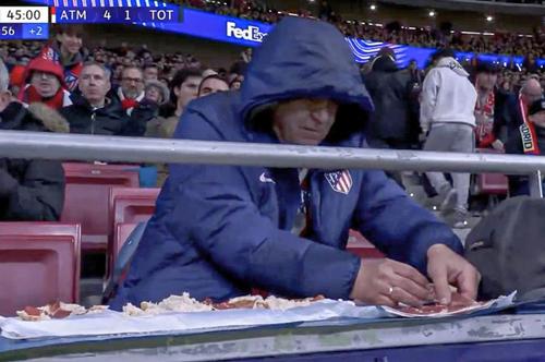 Viral! Un fan al lui Atletico Madrid a început să facă sandvișuri în tribune // FOTO: Instagram