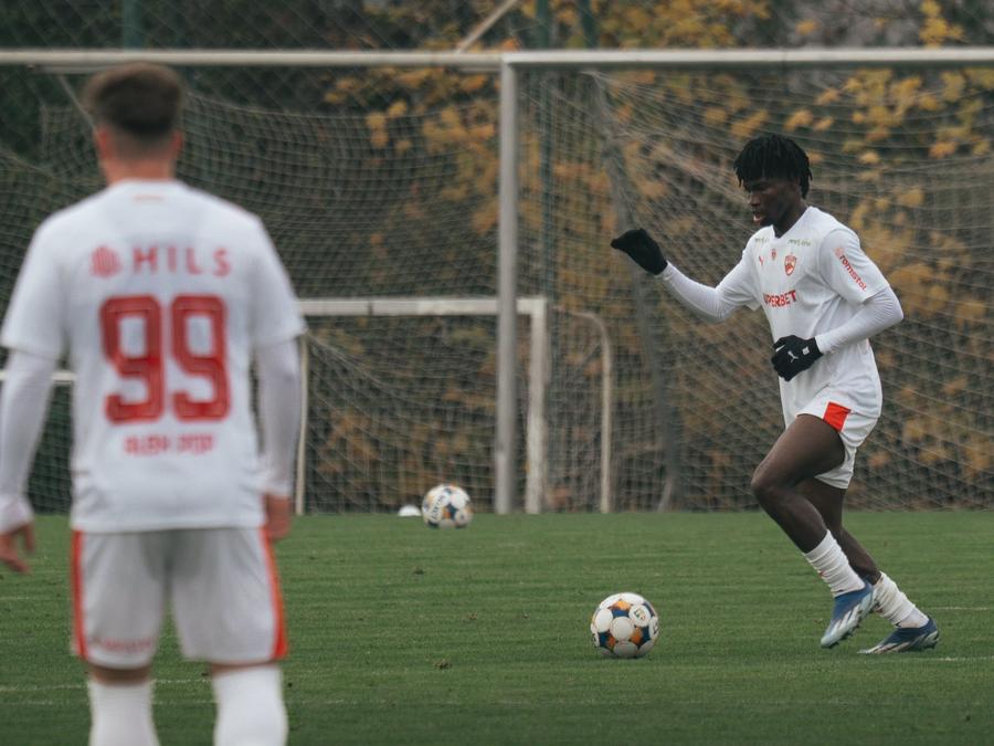 Godwin Udosen // foto: Facebook Dinamo l-a semnat chiar de ziua lui: „Mijlocaș central, puternic, număr 8”