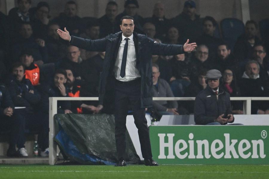 Antrenorul Raffaele Palladino s-a predat în fața tăvălugului bavarez. Pentru Atalanta urmează meciul cu Inter la Milano / Foto: Imago Reacția impresionantă a fanilor după rușinea cu Bayern » „Nu poți juca împotriva lor. Vor merge până la capăt!”