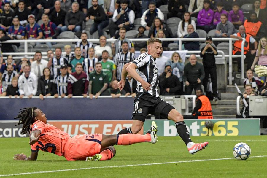 Harvey Barnes a fost un permanent pericol pentru poarta Barcelonei în meciul de pe St. James' Park / Foto; Imago Seria neagră a Barcelonei a ajuns la 11 luni! » „Laporta oferă mai mult spectacol decât trupa lui Hansi Flick”