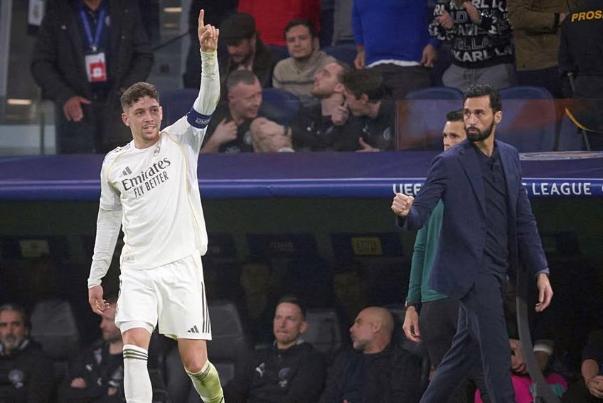 Valverde, eroul serii, felicitat de Arbeloa. În plan depărtat, Guardiola pare că nu-și explică ce i se întâmplă. Foto: Imago Images