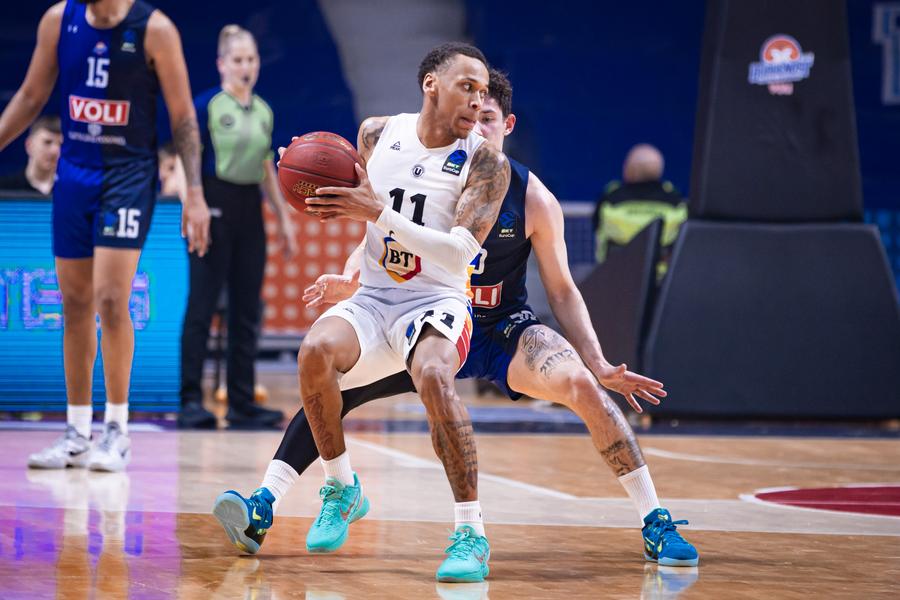 Daron Russell, fundașul lui U-BT Cluj-Napoca/Foto: euroleaguebasketball.net Calificare SENZAȚIONALĂ pentru U-BT Cluj-Napoca în „sferturile” EuroCup”, pentru al treilea sezon consecutiv! Iverson Molinar, de neoprit în Muntenegru