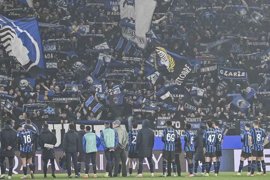 Jucătorii lui Raffaele Palladino au mers cu capetele plecate în fața peluzei, unde fanii Atalantei i-au aplaudat de învinșii lui Bayern / Foto: Imago Reacția impresionantă a fanilor după rușinea cu Bayern » „Nu poți juca împotriva lor. Vor merge până la capăt!”
