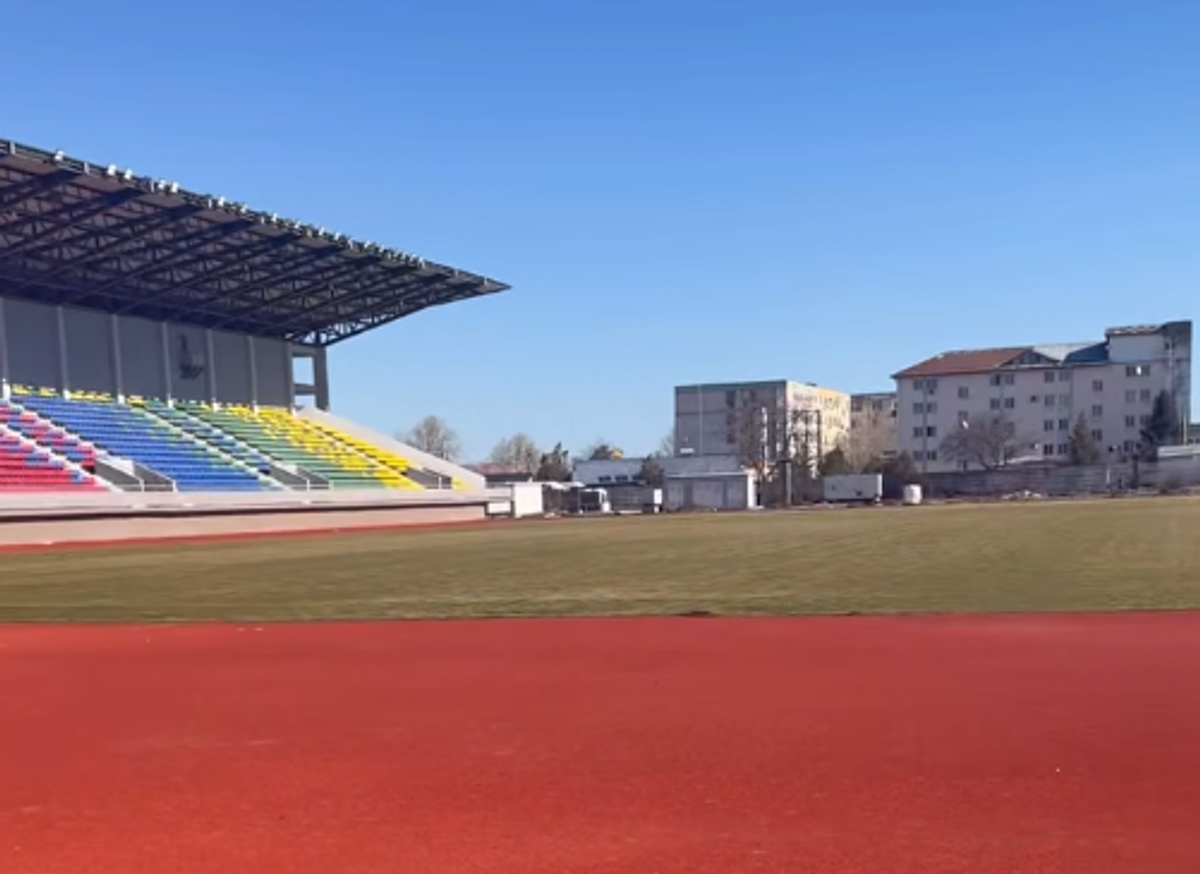Au montat gazonul, scaunele sunt deja amplasate în tribune! „Doar” 5 ani întârziere la stadionul din România