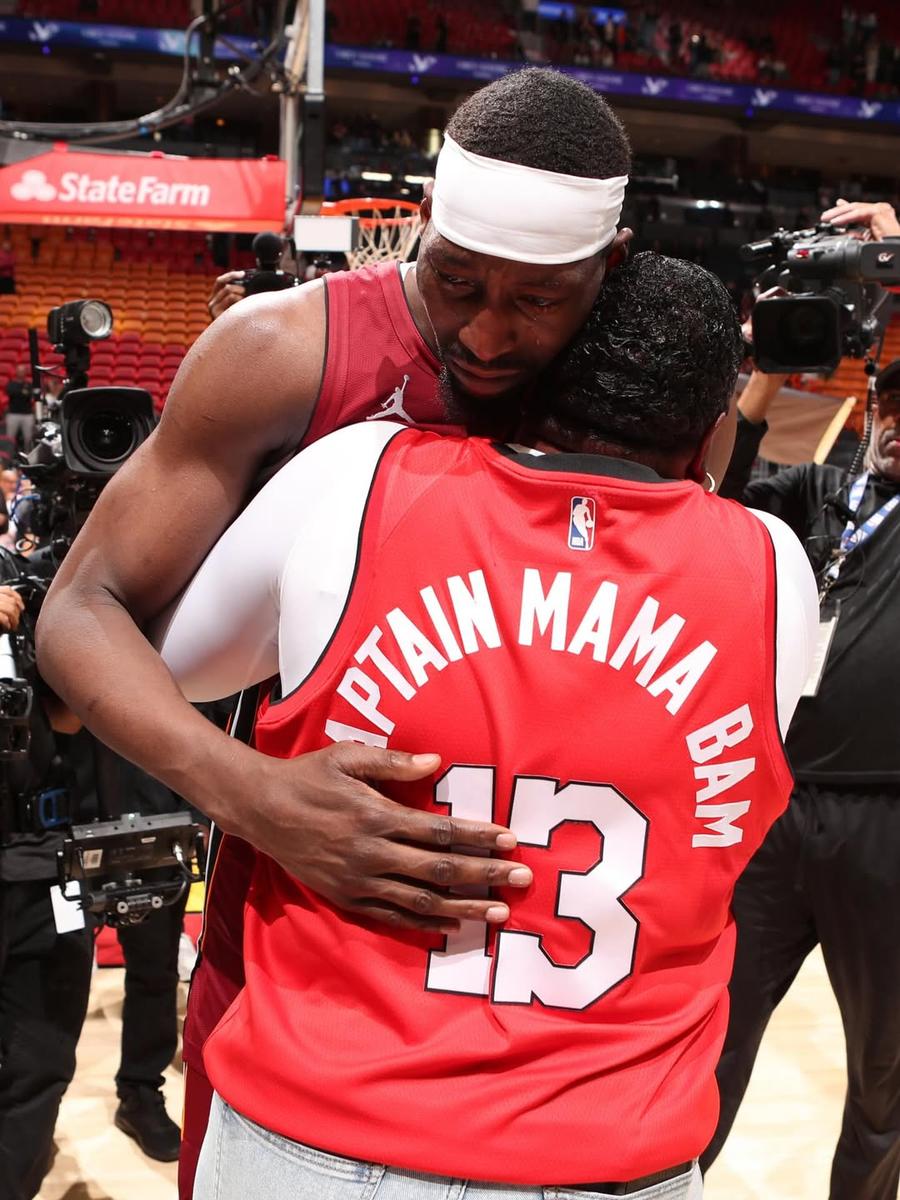 Bam Adebayo, alături de mama lui / foto: instagram @bam1of1 S-a scris istorie în baschet » Cu 83 de puncte înscrise, Bam Adebayo a devenit al doilea cel mai bun marcator într-un meci din NBA