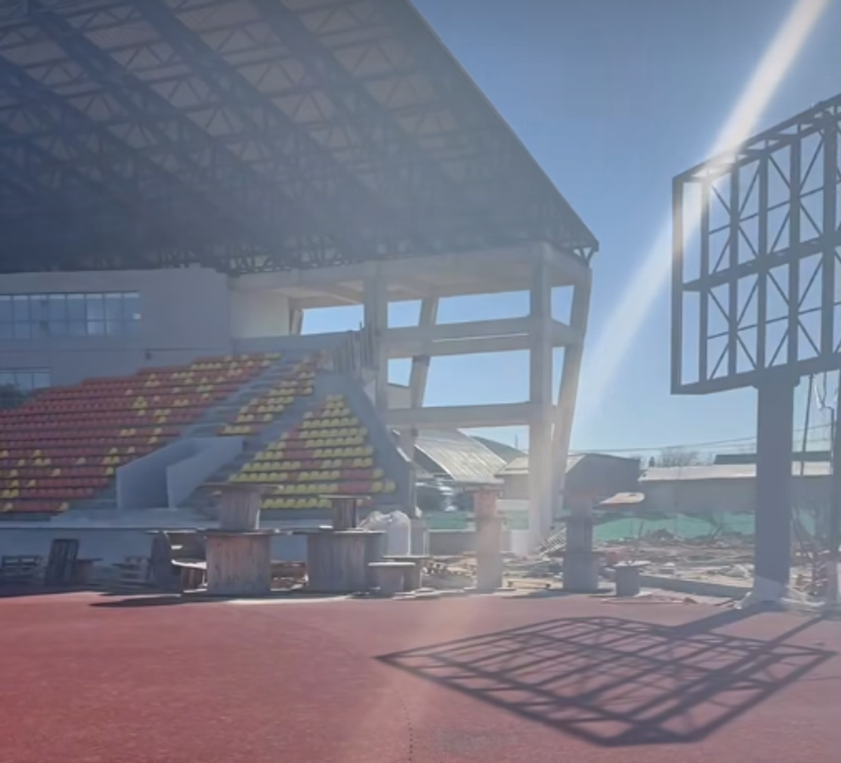 Au montat gazonul, scaunele sunt deja amplasate în tribune! „Doar” 5 ani întârziere la stadionul din România