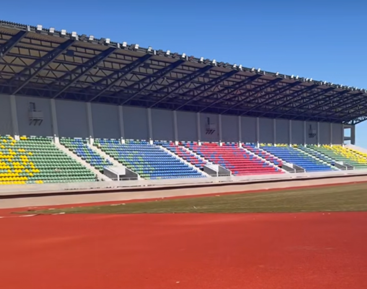 Au montat gazonul, scaunele sunt deja amplasate în tribune! „Doar” 5 ani întârziere la stadionul din România