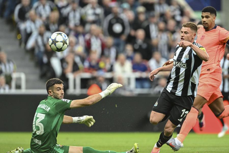 Harvey Barnes îl învinge pe Joan Garcia, deschizând scorul în Newcastle - Barcelona 1-1 / Foto: Imago Un club din Liga Campionilor îl vrea pe Pio Esposito » Anunțul făcut de Inter: „Este un tezaur! Dar orice se poate întâmpla”