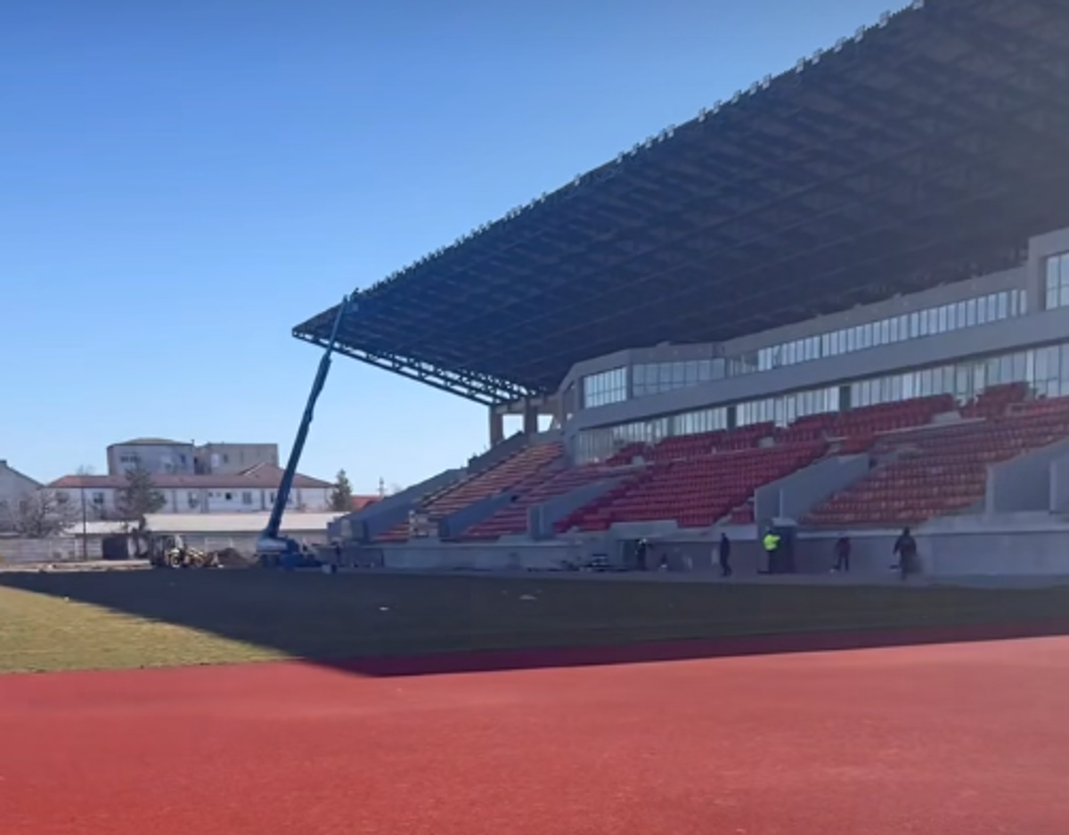 Au montat gazonul, scaunele sunt deja amplasate în tribune! „Doar” 5 ani întârziere la stadionul din România