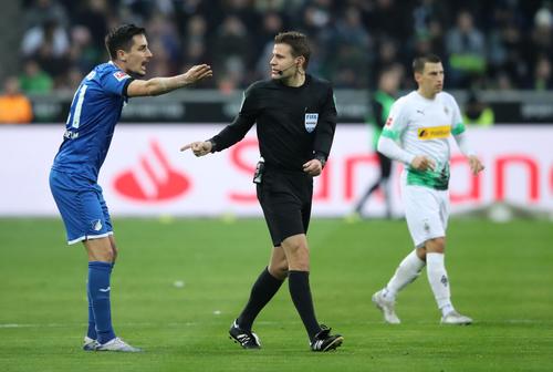 Felix Brych arbitrând în Bundesliga