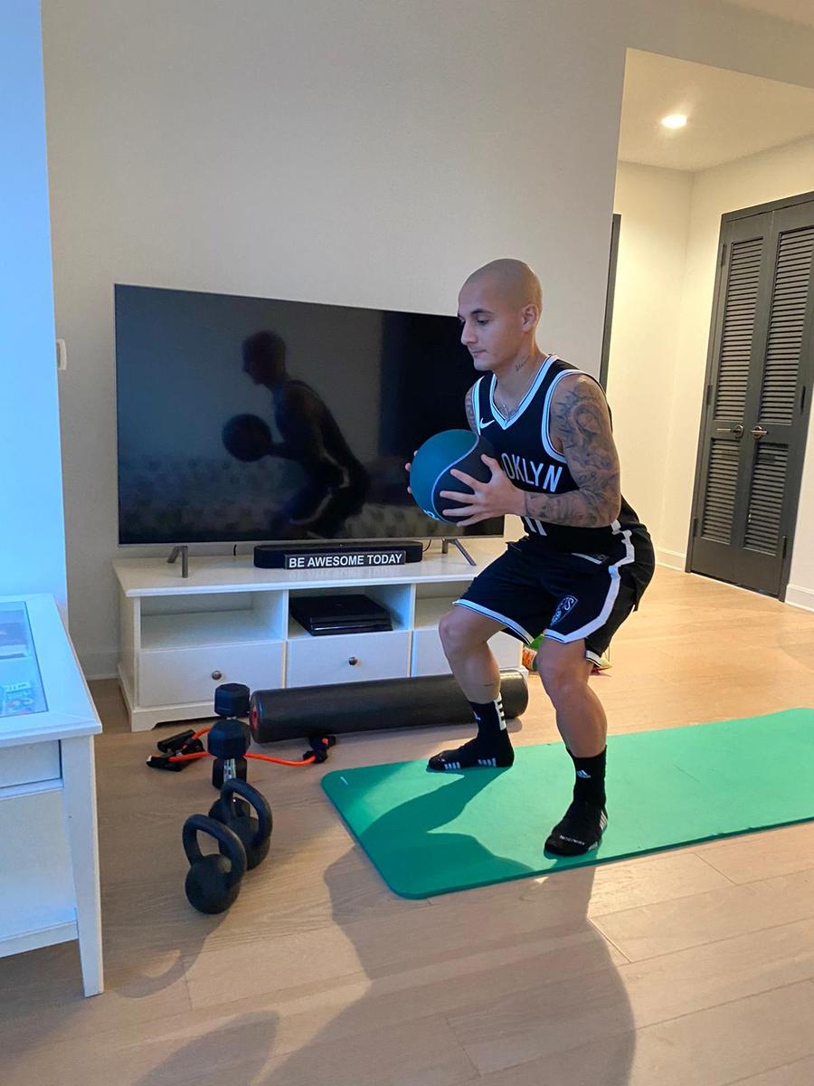COVID-19. Imagini inedite cu viața lui Alexandru Mitriță în New York, oraș lovit crunt de pandemie: între „marea iubire” FIFA20 și serialul „La Casa de Papel”