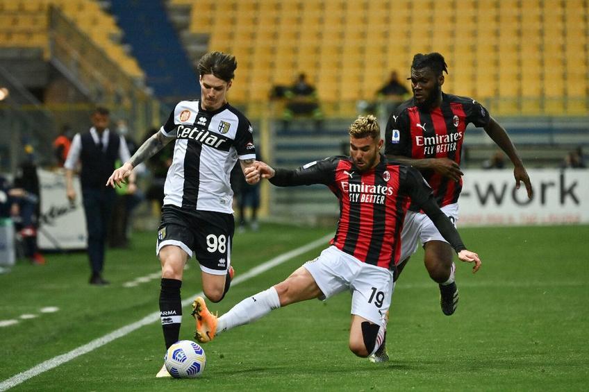 Dennis Man în duel cu Theo Hernandez FOTO Imago