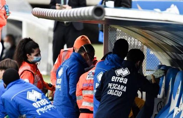 Momente înspăimântătoare în Italia! Un antrenor a leșinat pe bancă și a fost transportat la spital