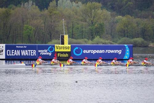 Barca tricoloră la Varese FOTO worldrowing.com